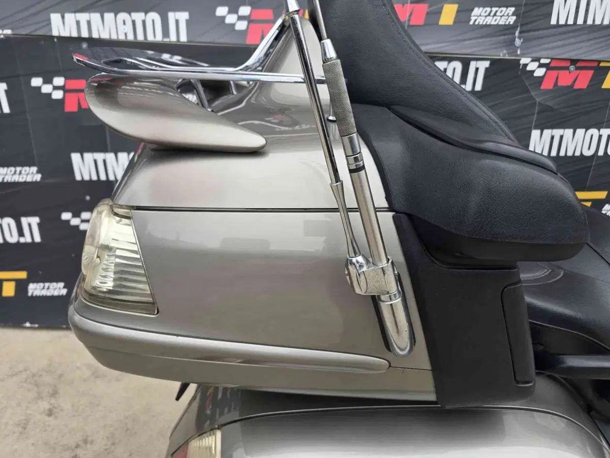 Honda GL 1800 Gold Wing (2000 - 05) (14)