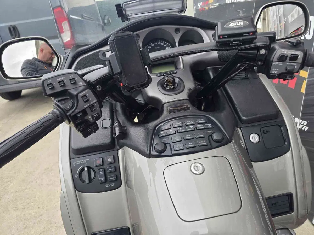 Honda GL 1800 Gold Wing (2000 - 05) (29)