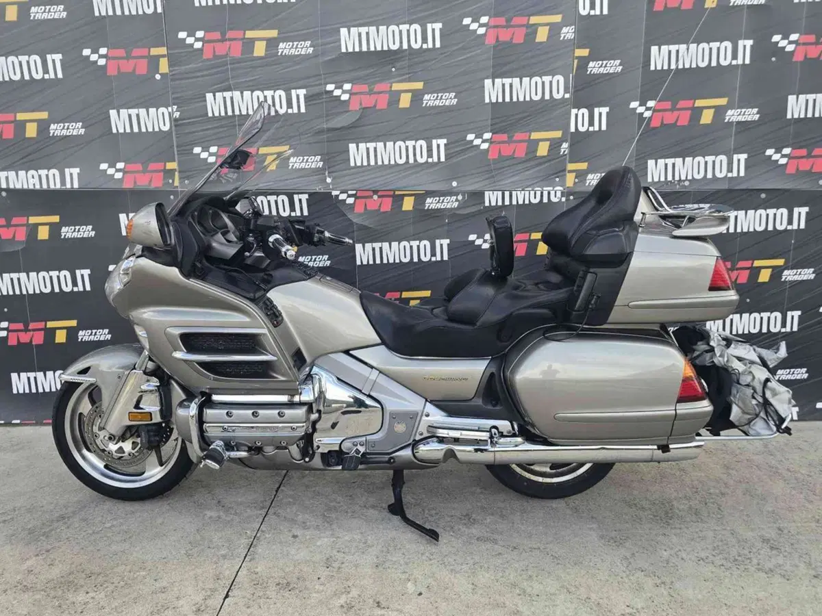 Honda GL 1800 Gold Wing (2000 - 05) (2)