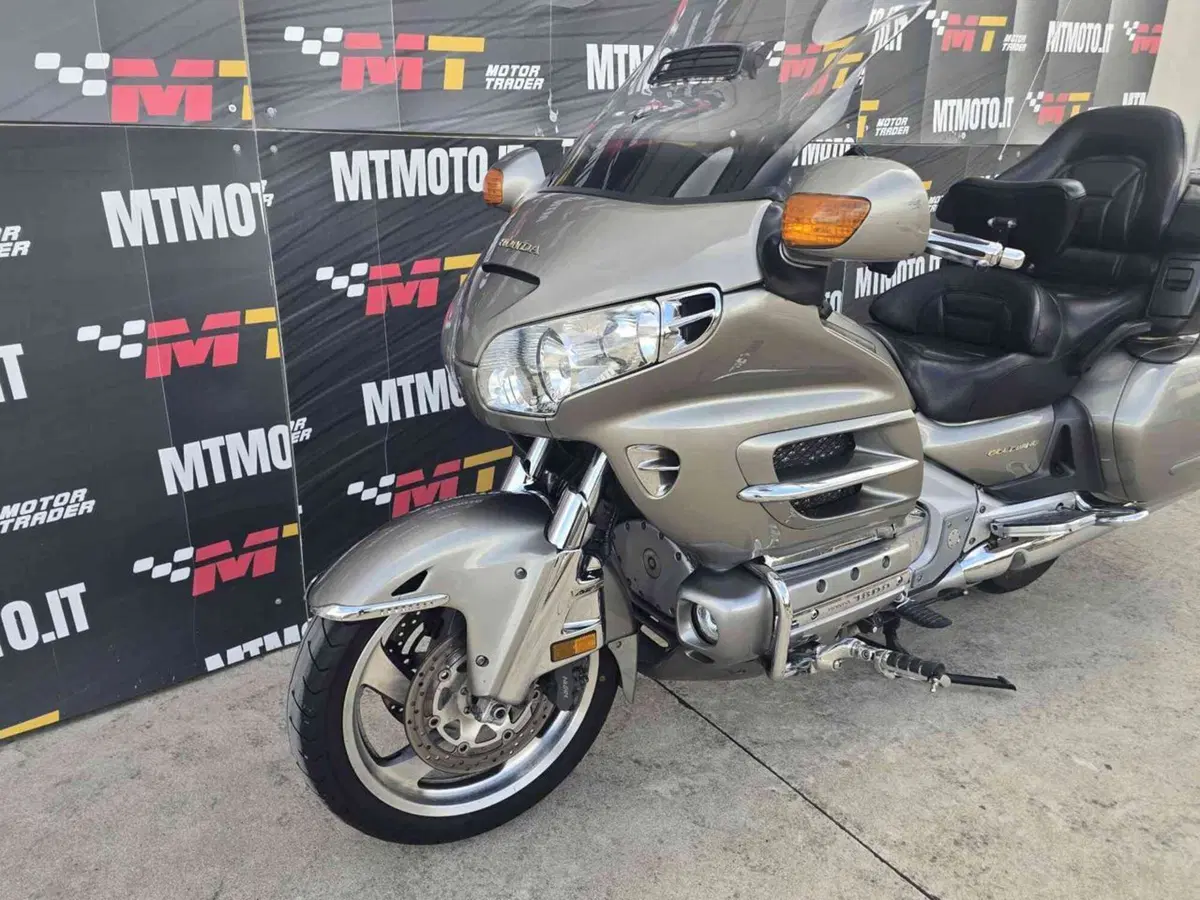 Honda GL 1800 Gold Wing (2000 - 05) (3)
