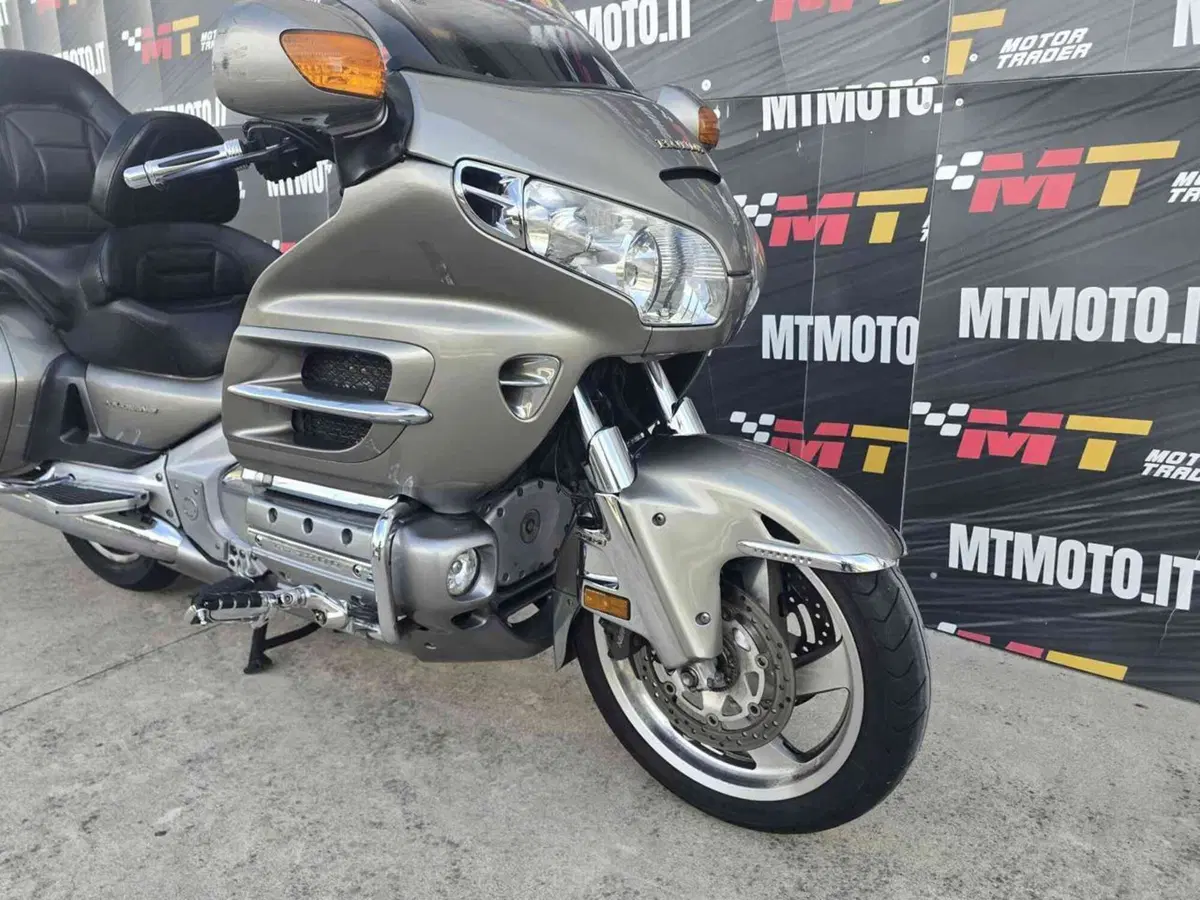 Honda GL 1800 Gold Wing (2000 - 05) (6)