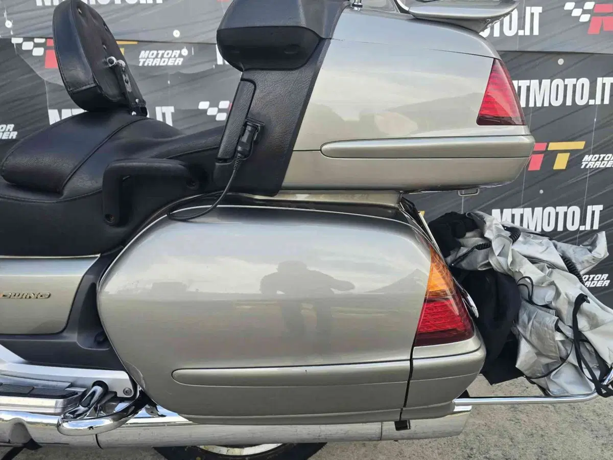 Honda GL 1800 Gold Wing (2000 - 05) (8)