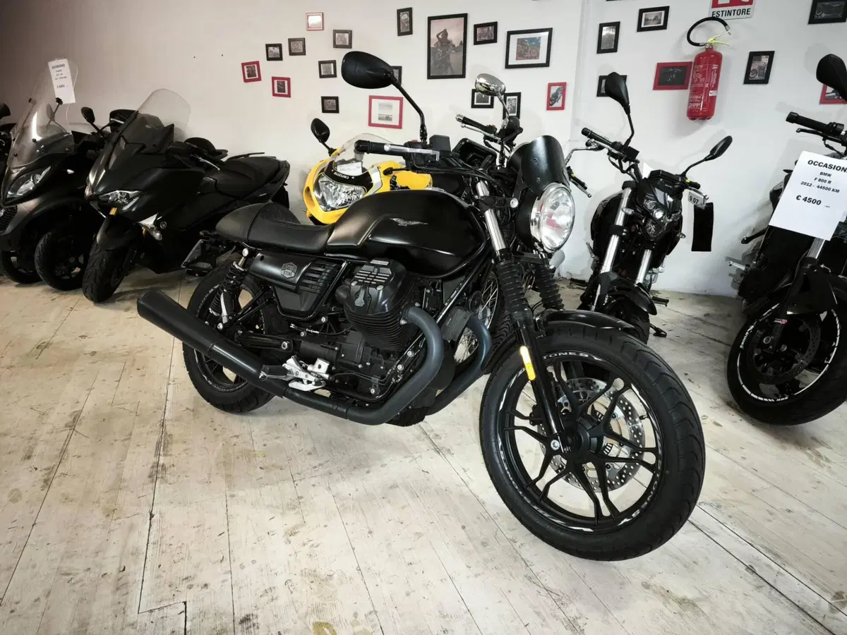 Moto Guzzi V7 III Stone (2017 - 20) (2)