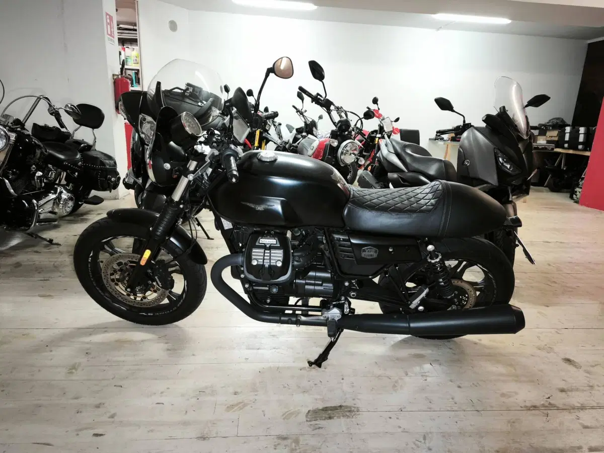 Moto Guzzi V7 III Stone (2017 - 20) (4)
