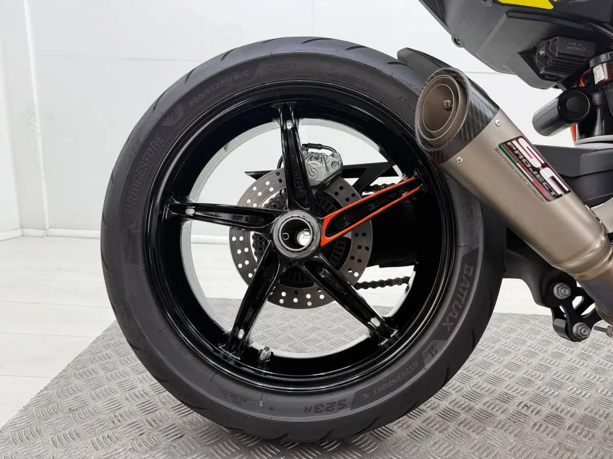 KTM 1290 Super Duke R (2022 - 23) (6)