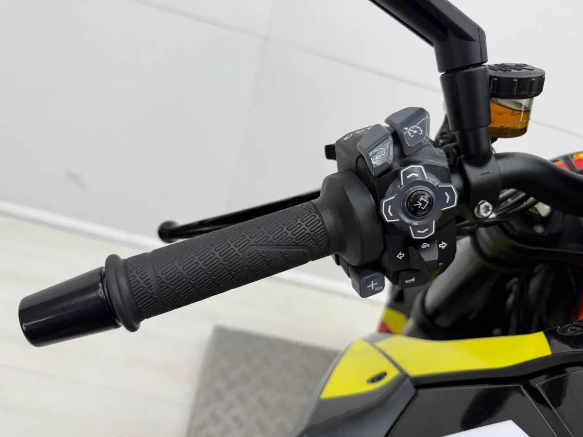 KTM 1290 Super Duke R (2022 - 23) (18)