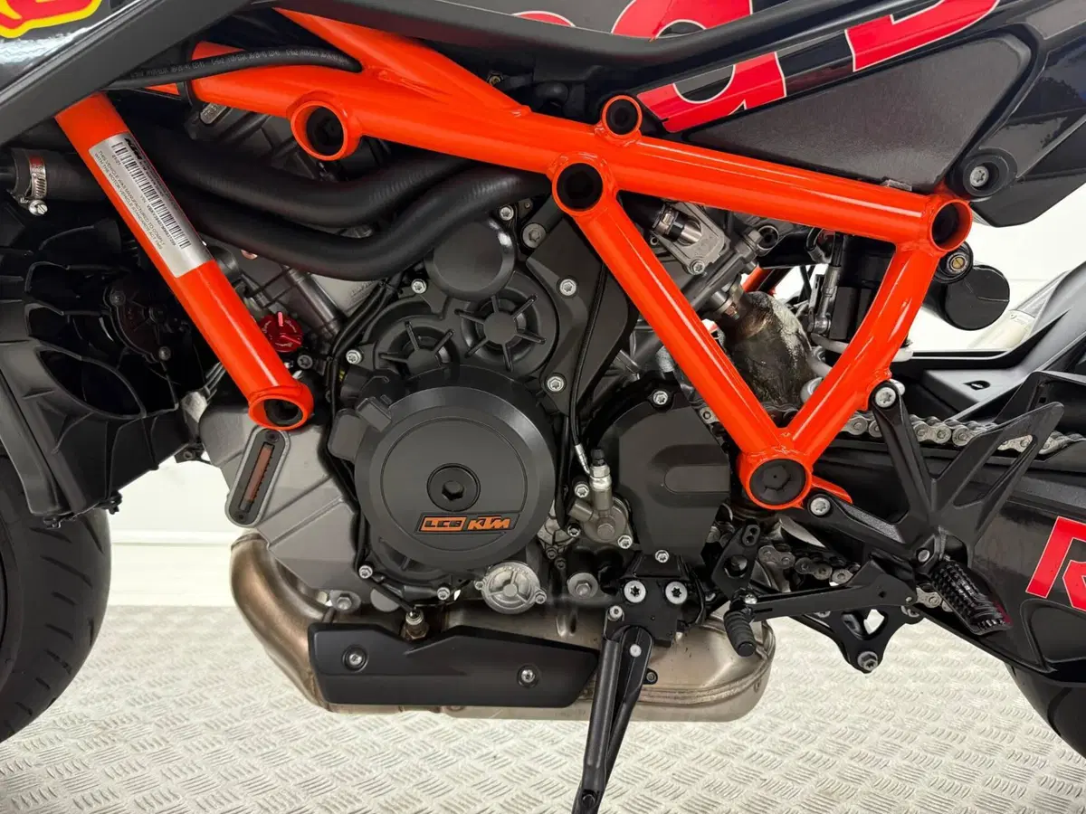 KTM 1290 Super Duke R (2022 - 23) (13)