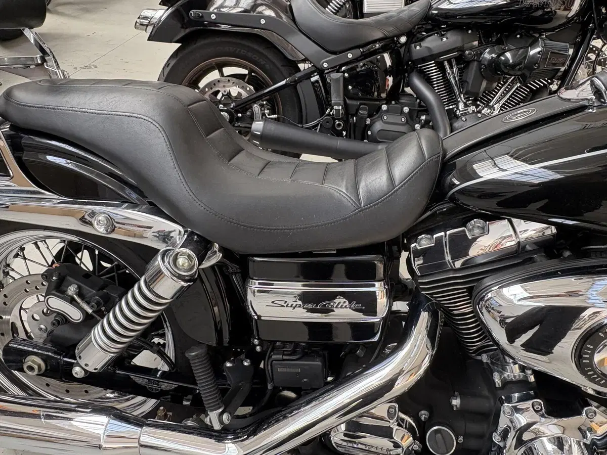 Harley-Davidson 1584 Super Glide Custom (2008 - 13) - FXDC (4)