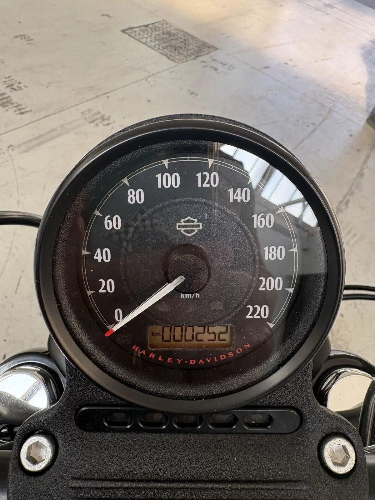 Harley-Davidson 883 Iron (2017 - 20) - XL 883N (2)