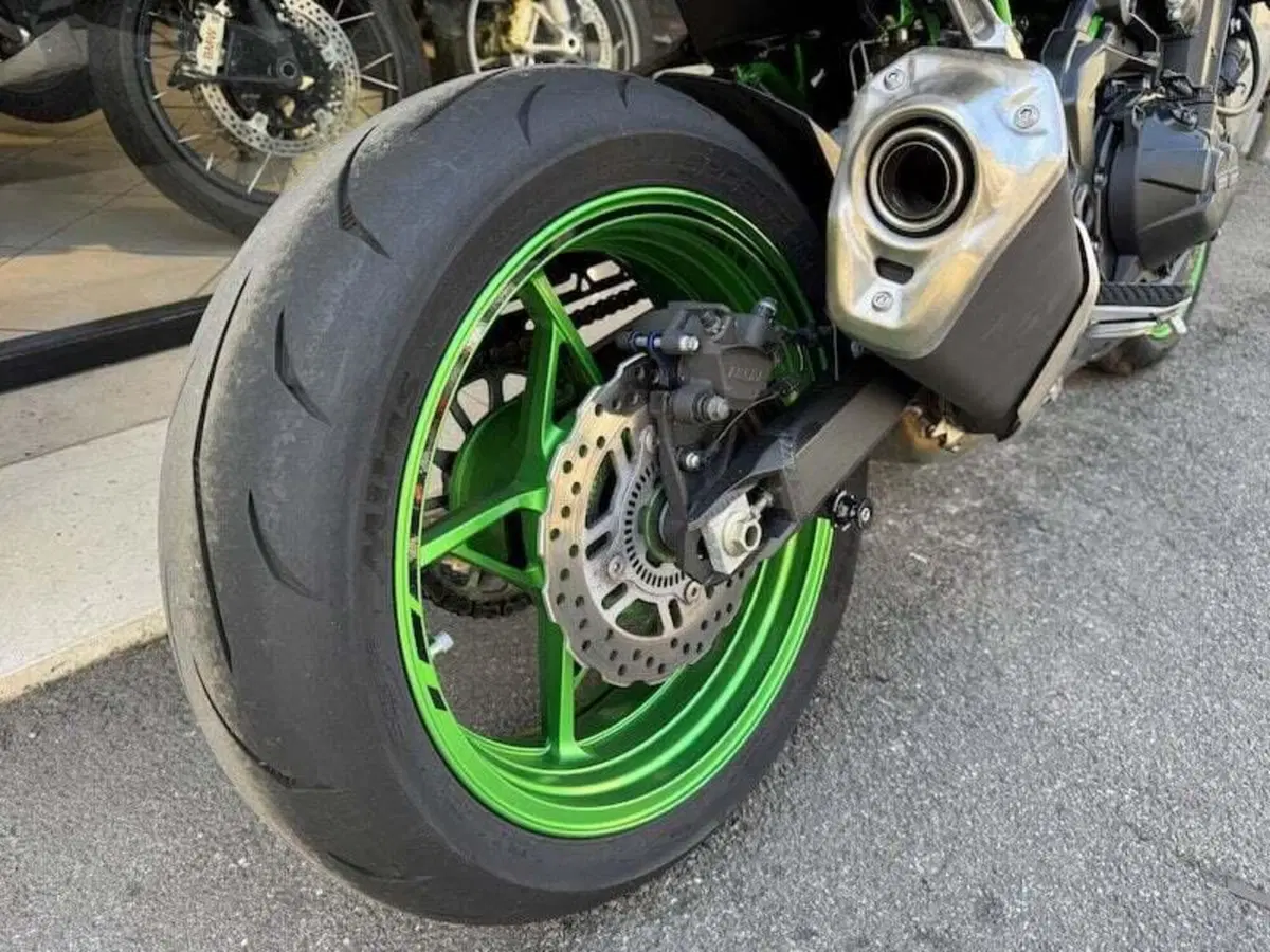 Kawasaki Z 900 (2021 - 24) (2)