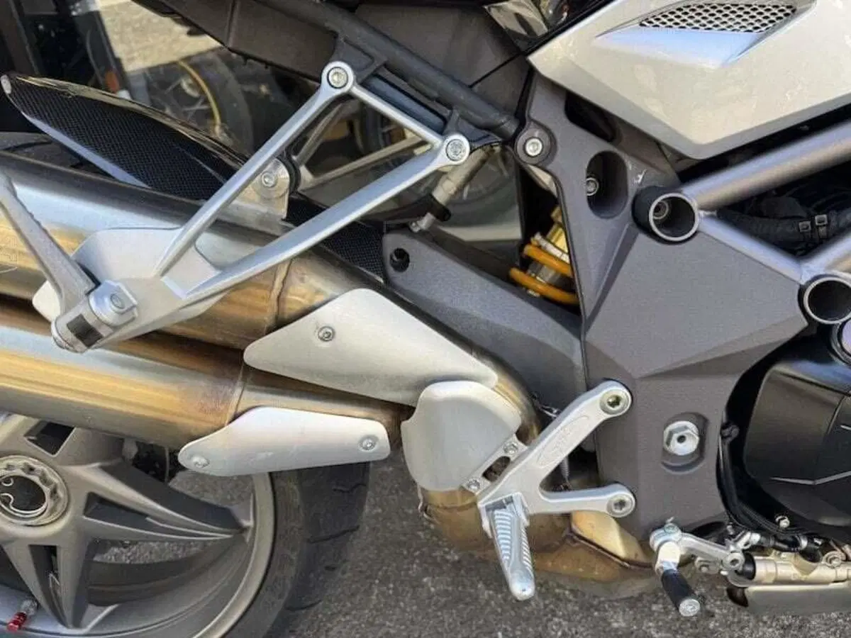 MV Agusta Brutale 990 R (2009 - 12) (9)
