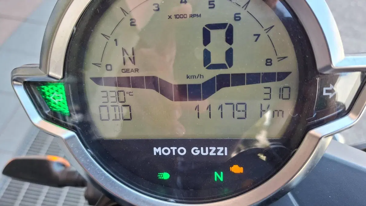 Moto Guzzi V7 Stone (2021 - 24) (3)