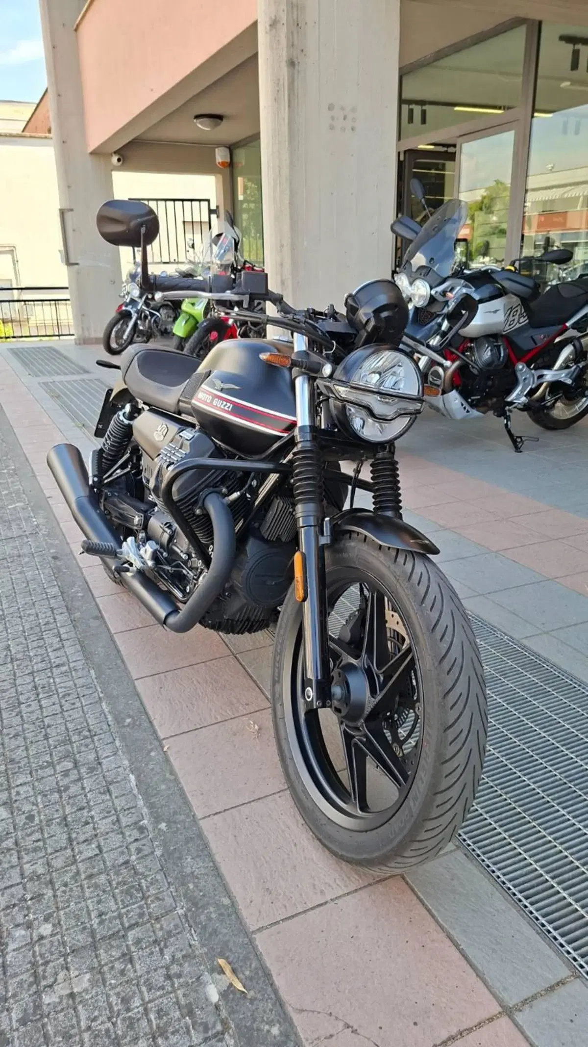 Moto Guzzi V7 Stone (2021 - 24) (4)