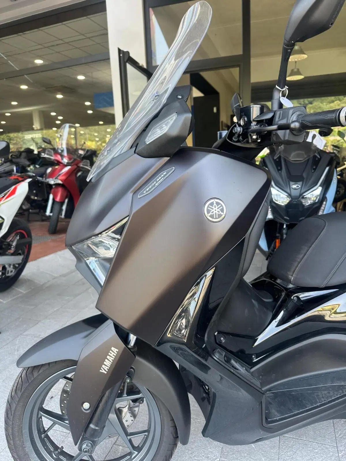 Yamaha X-Max 300 Tech Max+ (2025 - 26) (3)