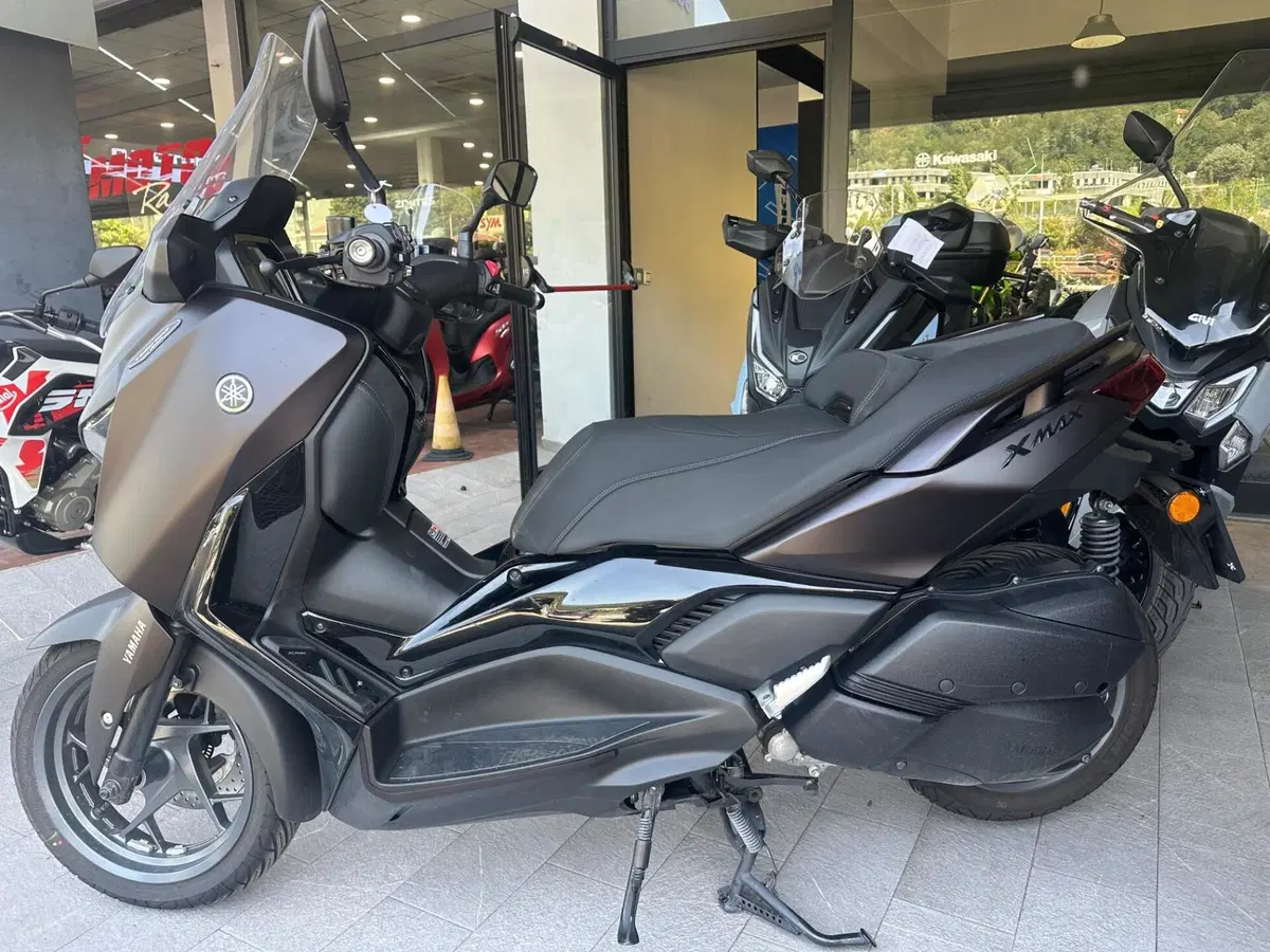 Yamaha X-Max 300 Tech Max+ (2025 - 26) (4)