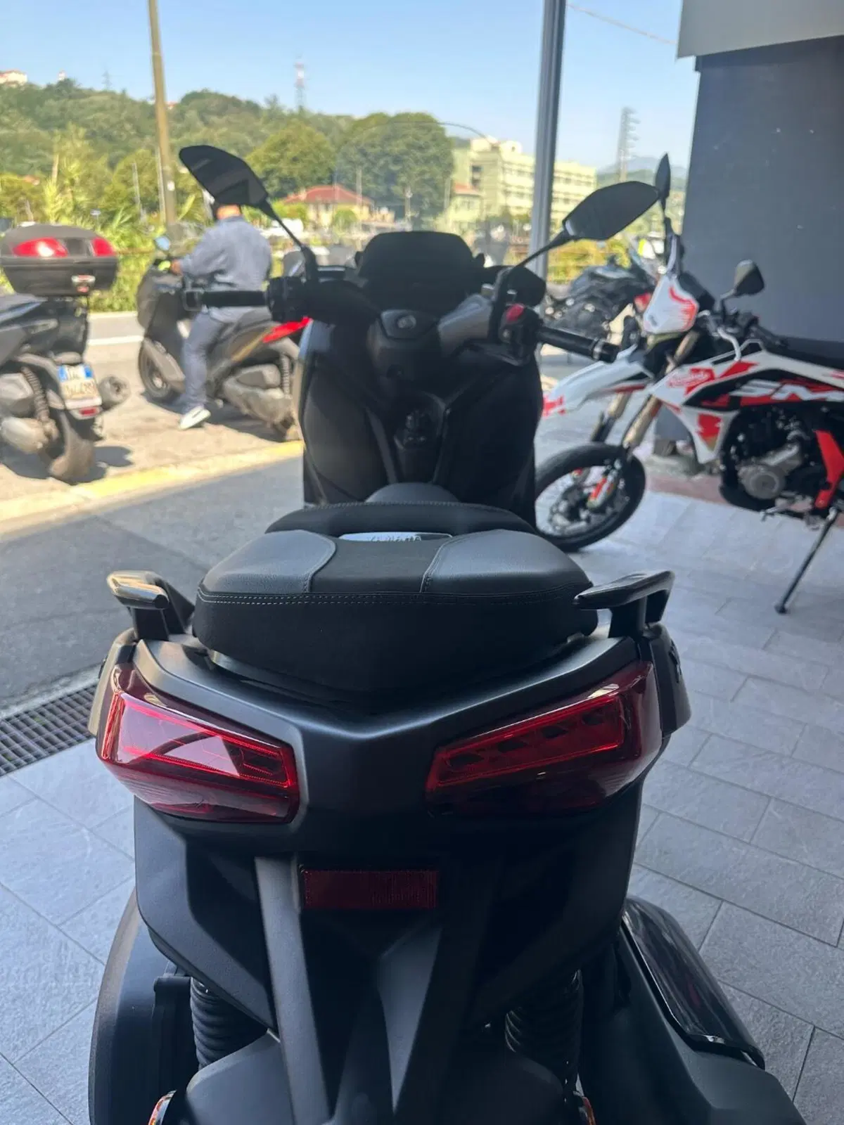 Yamaha X-Max 300 Tech Max+ (2025 - 26) (8)