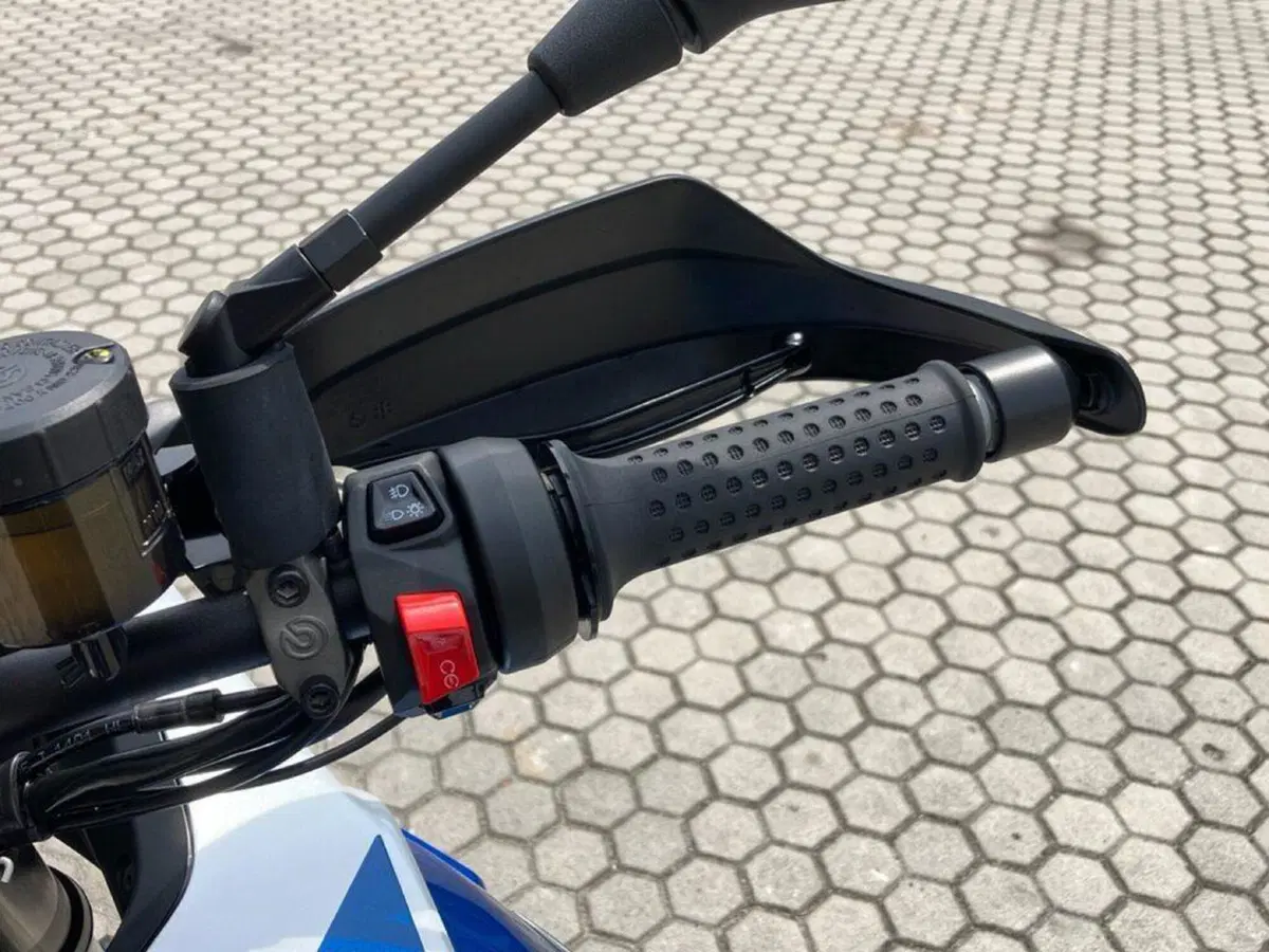 Moto Guzzi Stelvio Duecento Tributo (2025 - 26) (10)