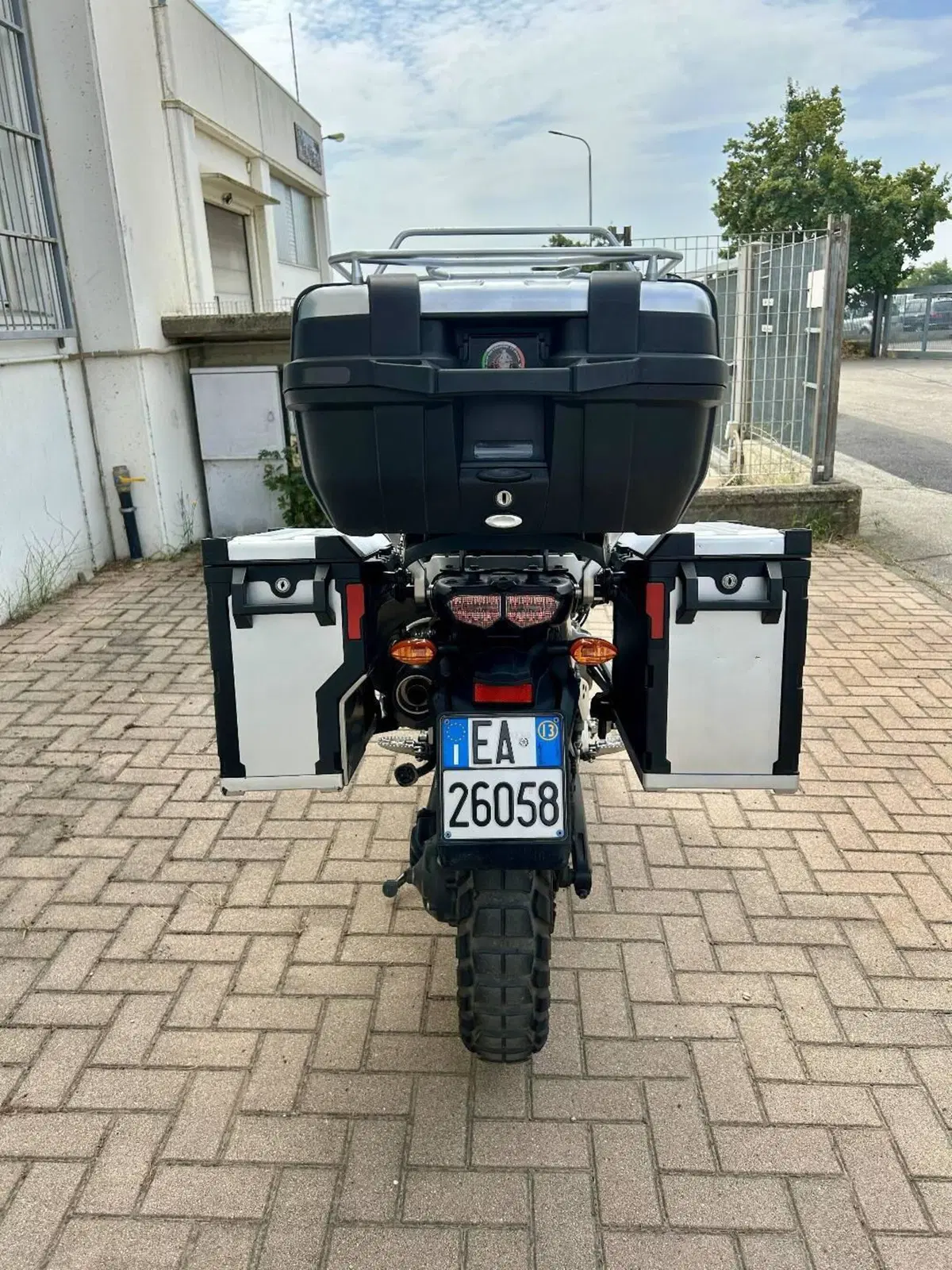 Yamaha XT1200Z Super Ténéré First Edition (2010 - 11) (4)