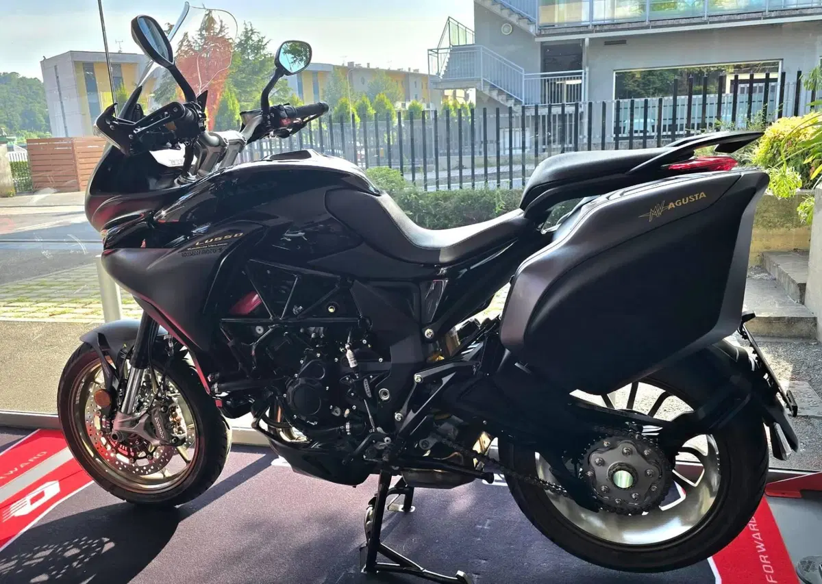 MV Agusta Turismo Veloce 800 Lusso SCS (2021 - 26) (2)