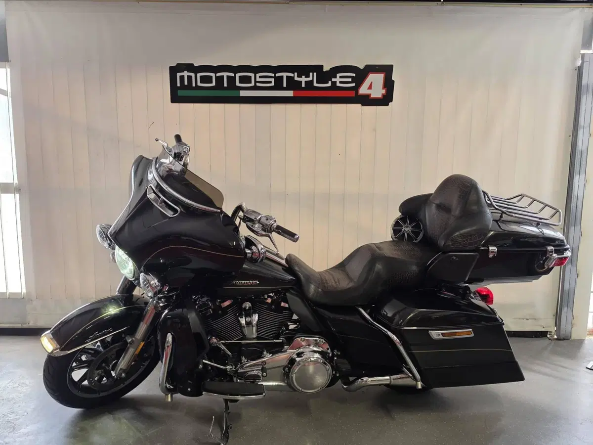Harley-Davidson 107 Electra Glide Ultra Limited Low (2017 - 18) - FLHTKL (2)