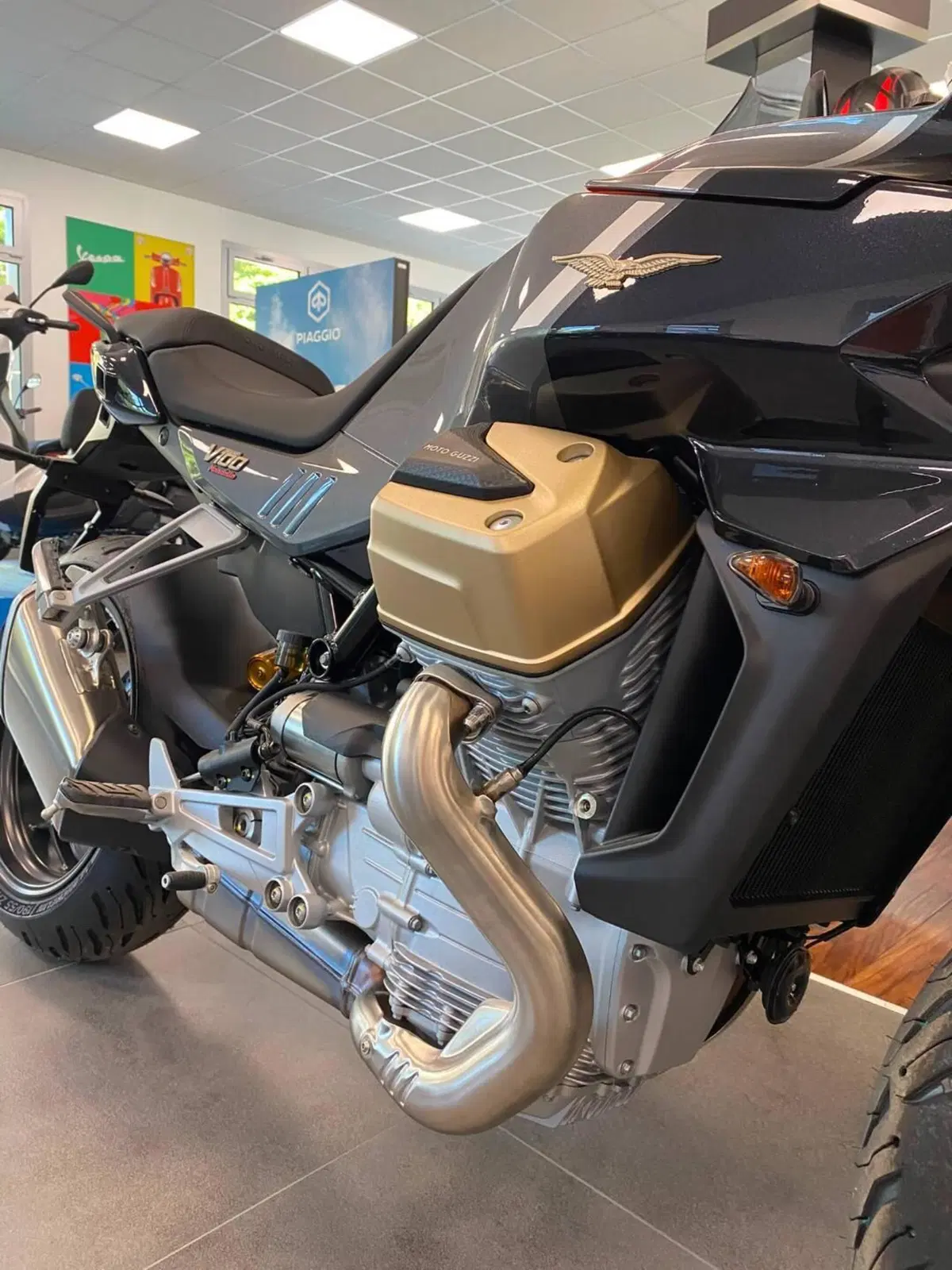 Moto Guzzi V100 Mandello S (2025 - 26) (2)