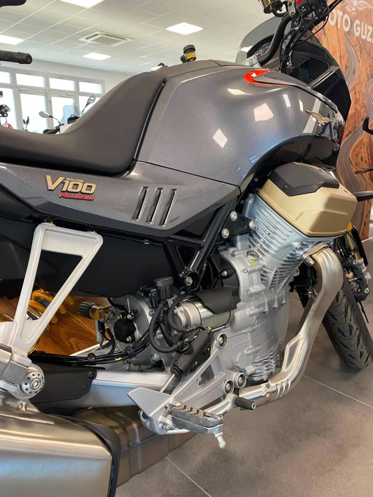 Moto Guzzi V100 Mandello S (2025 - 26) (5)