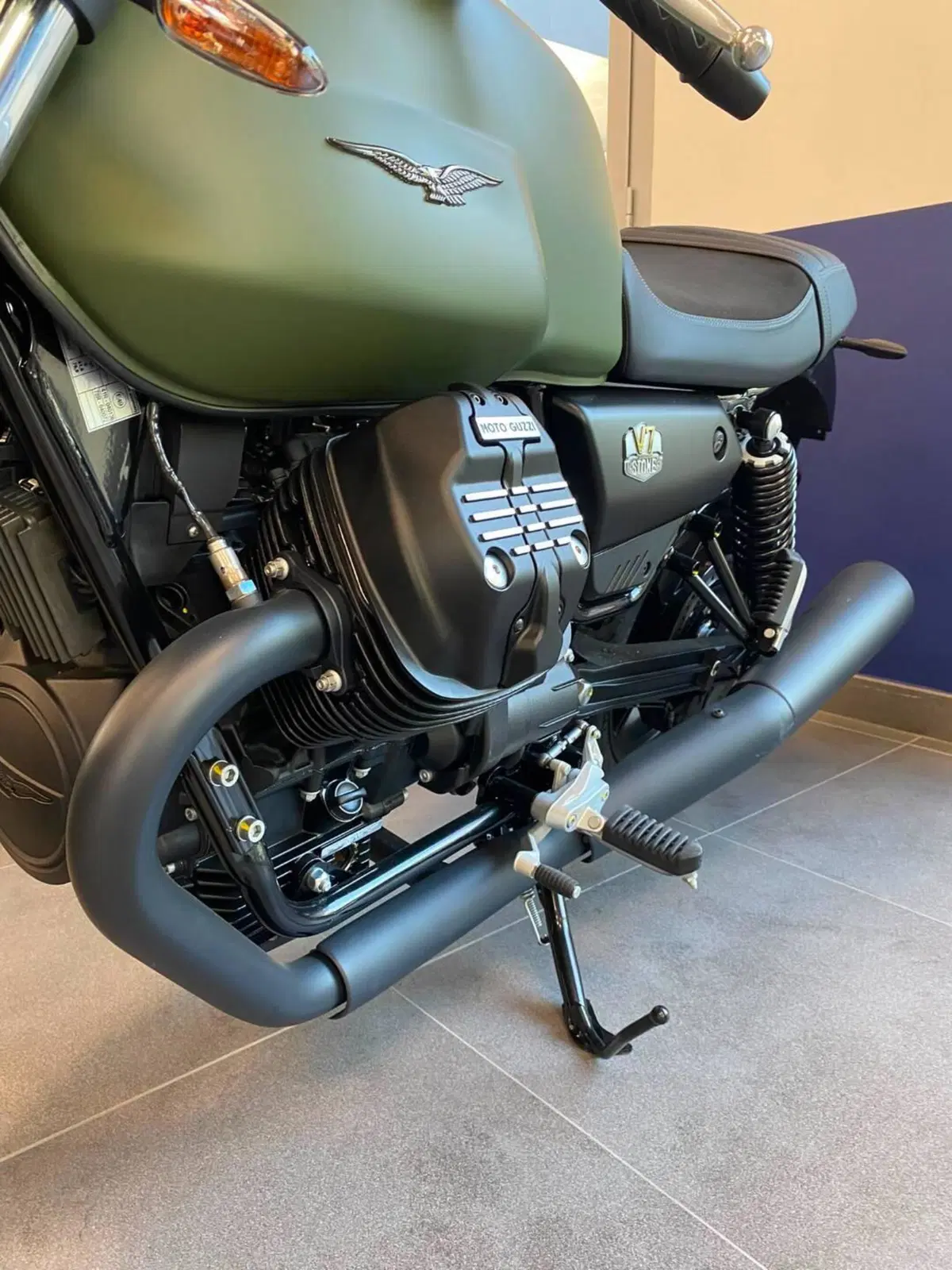 Moto Guzzi V7 Stone (2025 - 26) (2)