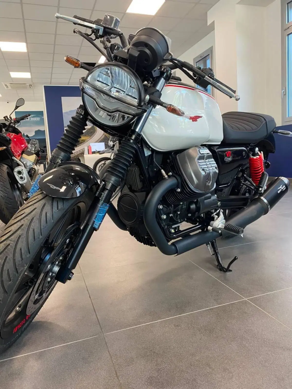 Moto Guzzi V7 Stone Ten (2024 - 25)