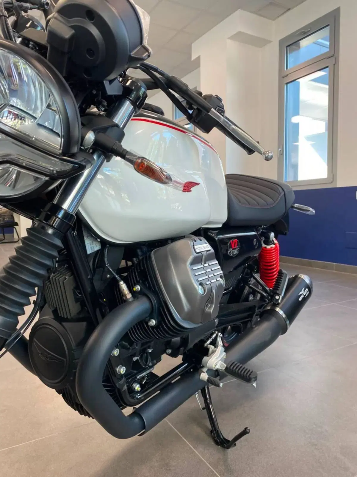 Moto Guzzi V7 Stone Ten (2024 - 25) (2)