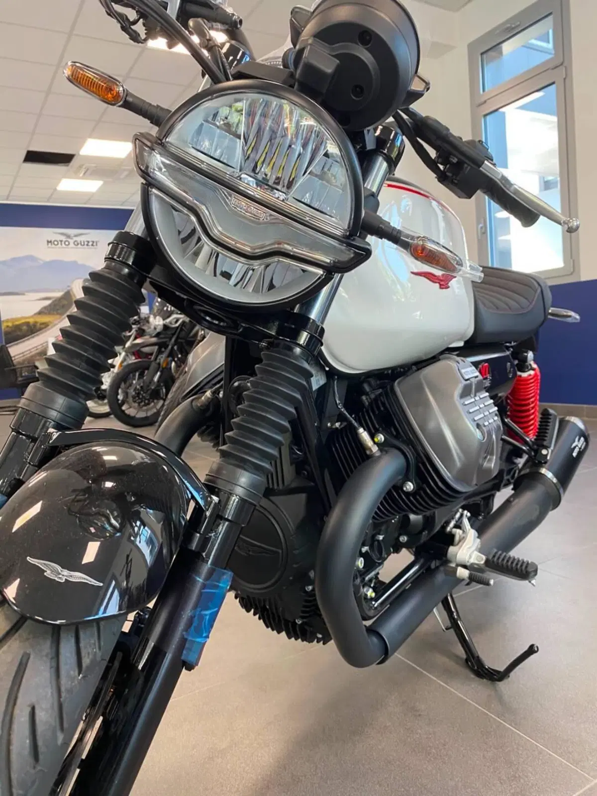 Moto Guzzi V7 Stone Ten (2024 - 25) (3)