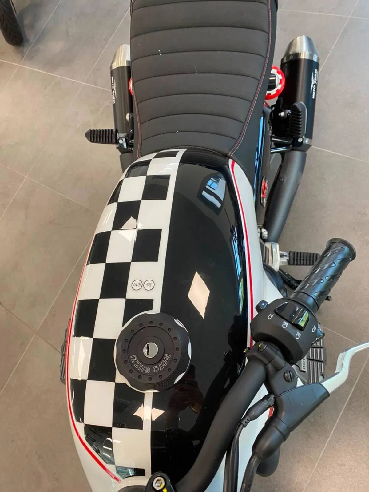 Moto Guzzi V7 Stone Ten (2024 - 25) (4)
