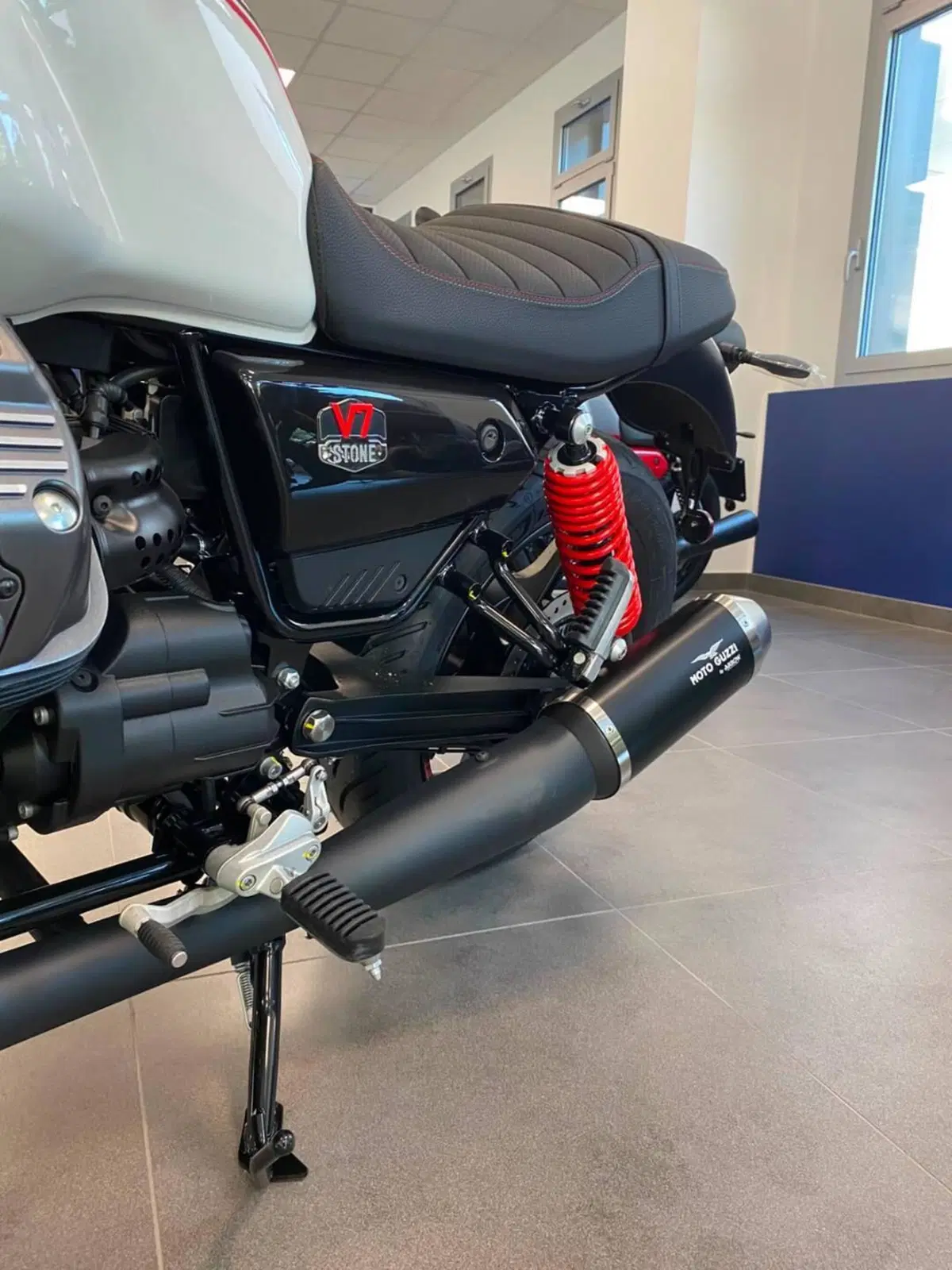 Moto Guzzi V7 Stone Ten (2024 - 25) (5)