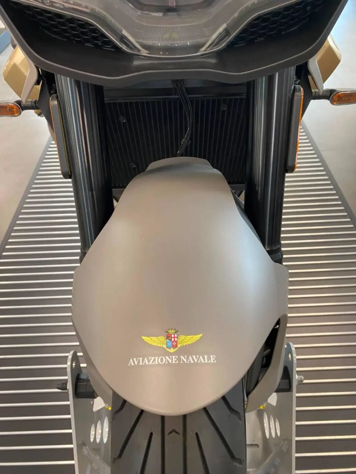 Moto Guzzi V100 Mandello Aviazione Navale (2023 - 24) (5)