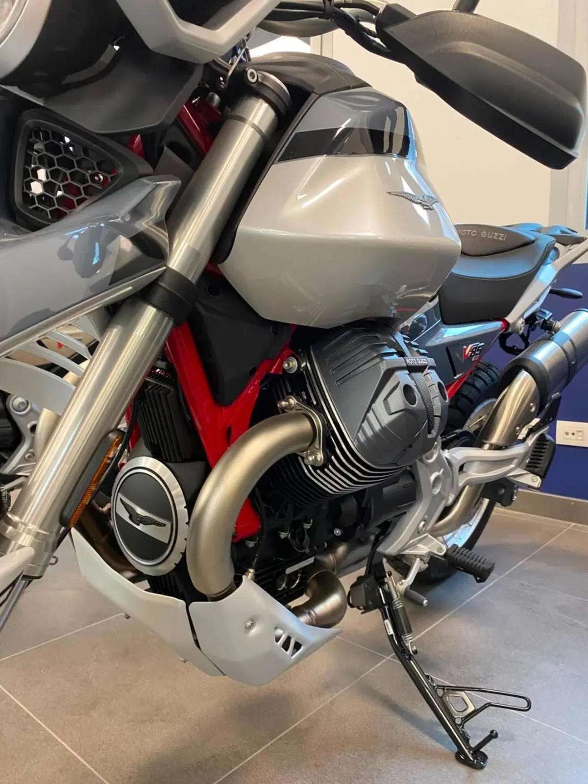 Moto Guzzi V85 TT (2024 - 26) (4)