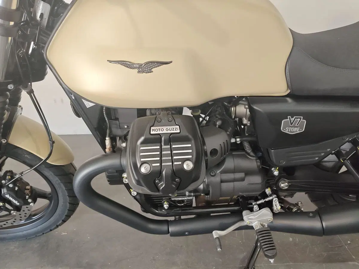 Moto Guzzi V7 Stone (2025 - 26) (2)