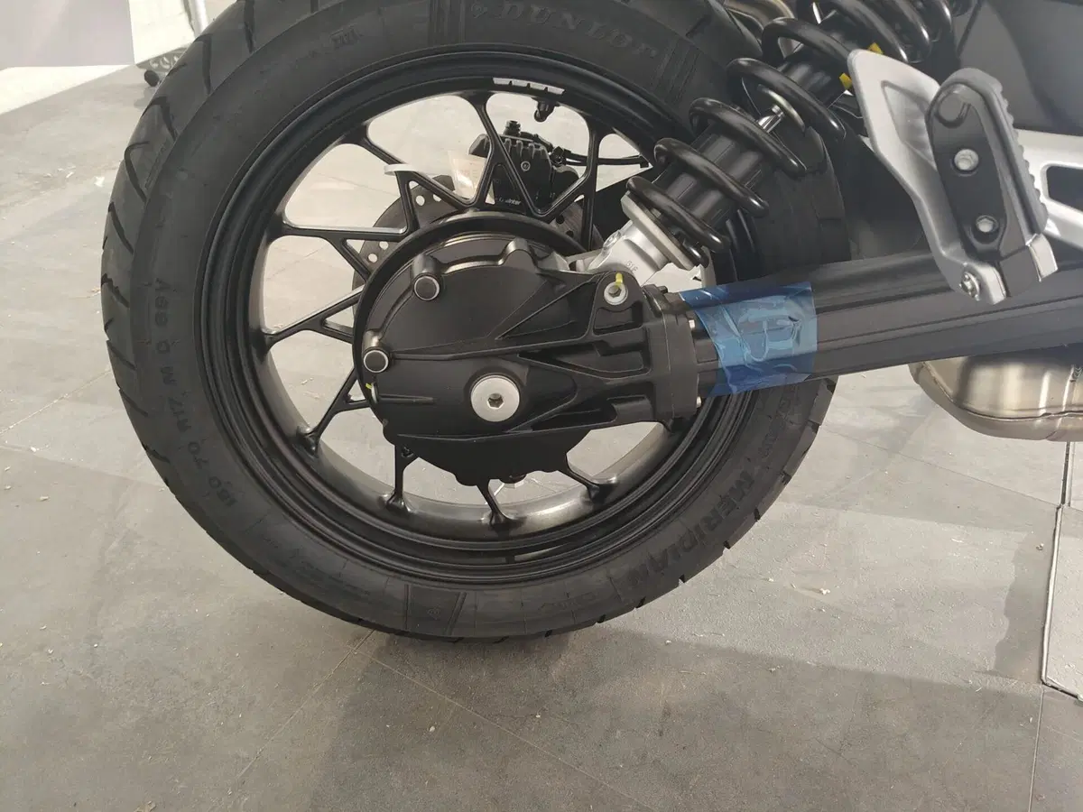 Moto Guzzi V85 Strada (2024 - 26) (7)