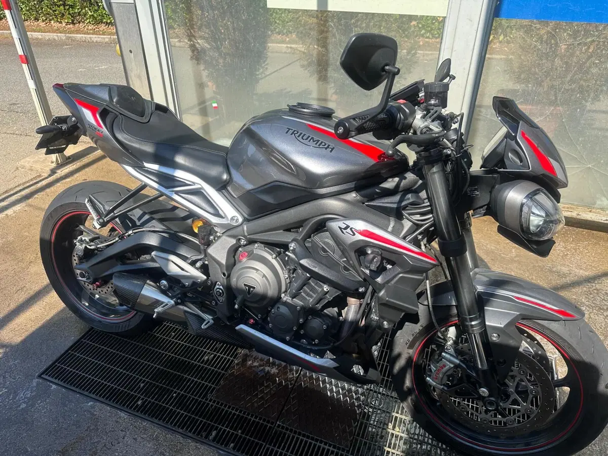 Triumph Street Triple R (2020 - 22) (2)