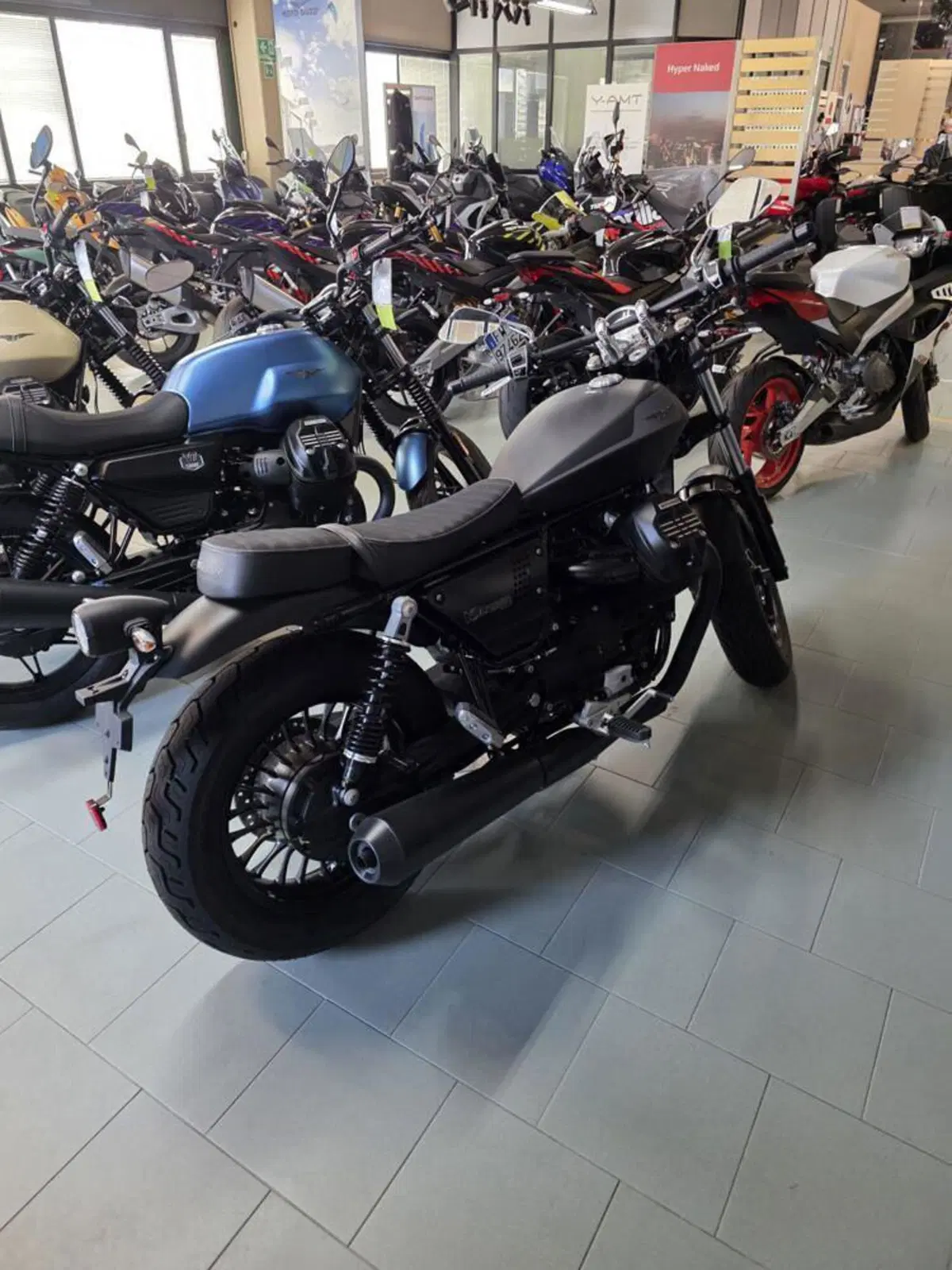 Moto Guzzi V9 Bobber (2021 - 25) (2)