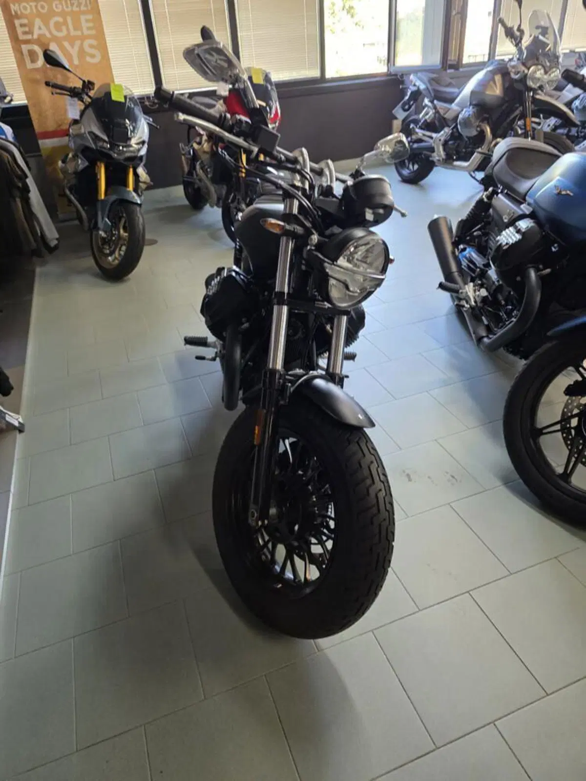 Moto Guzzi V9 Bobber (2021 - 25) (4)