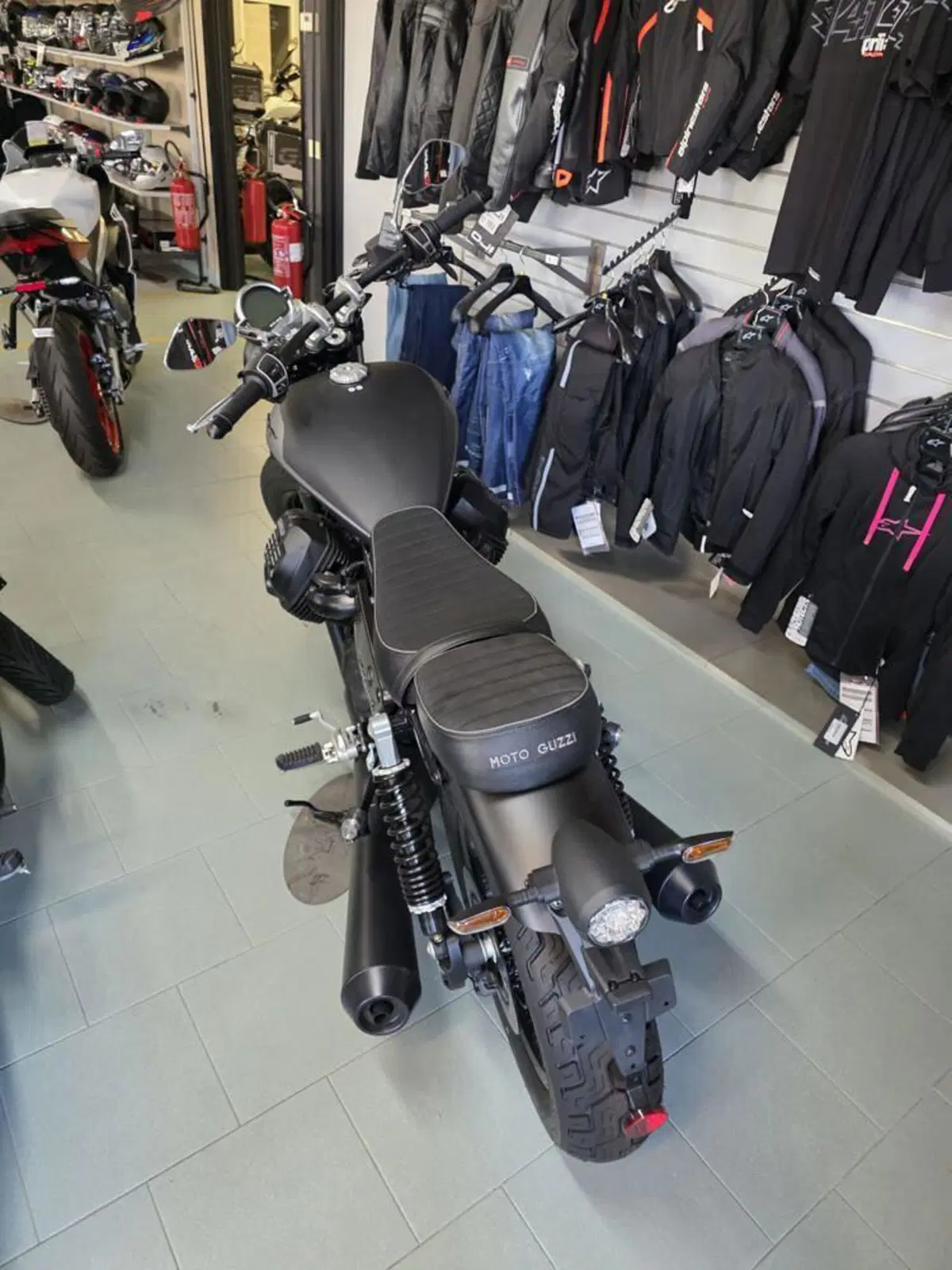 Moto Guzzi V9 Bobber (2021 - 25) (5)