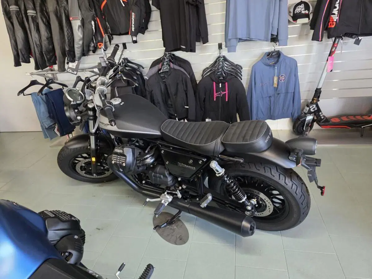 Moto Guzzi V9 Bobber (2021 - 25) (3)