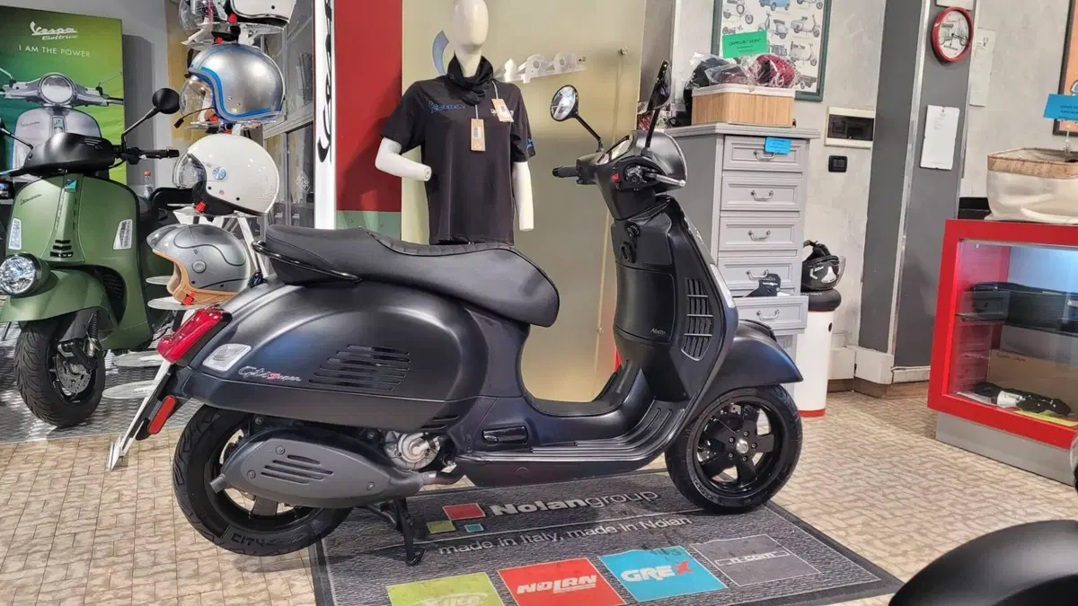 Vespa GTS 300 Super Notte (2018 - 20) (2)