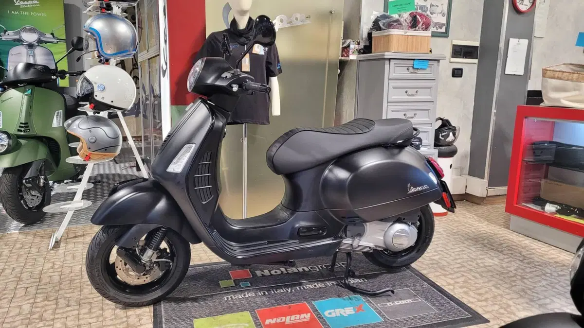 Vespa GTS 300 Super Notte (2018 - 20) (4)