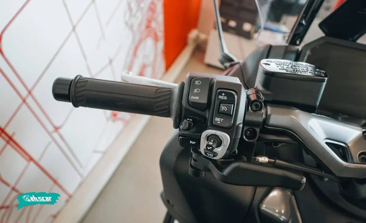 Yamaha T-Max 560 Tech Max (2022 - 24) (7)