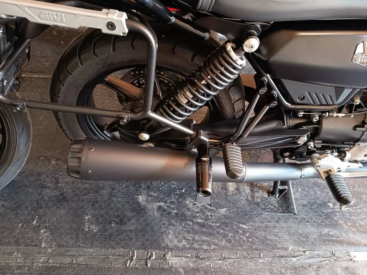 Moto Guzzi V7 Stone (2021 - 24) (2)
