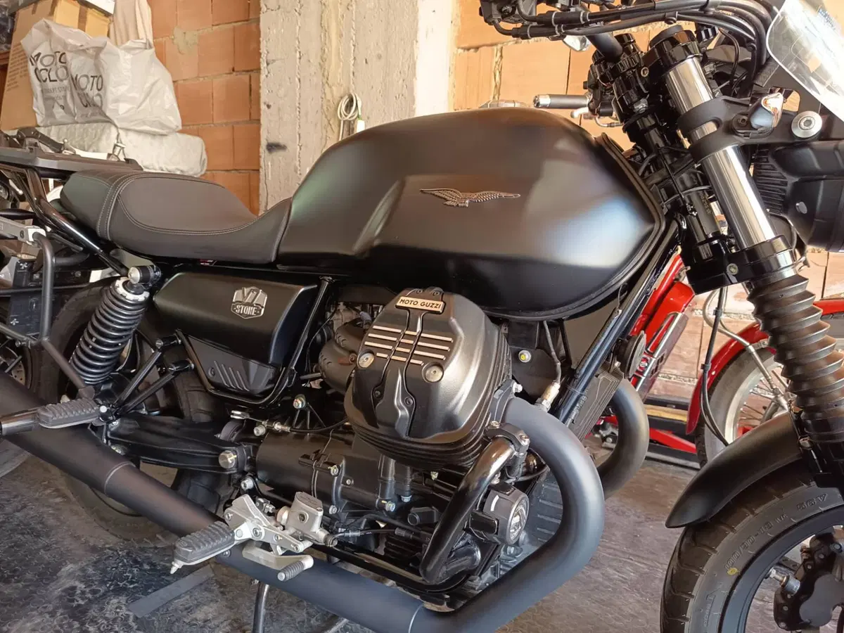 Moto Guzzi V7 Stone (2021 - 24) (4)
