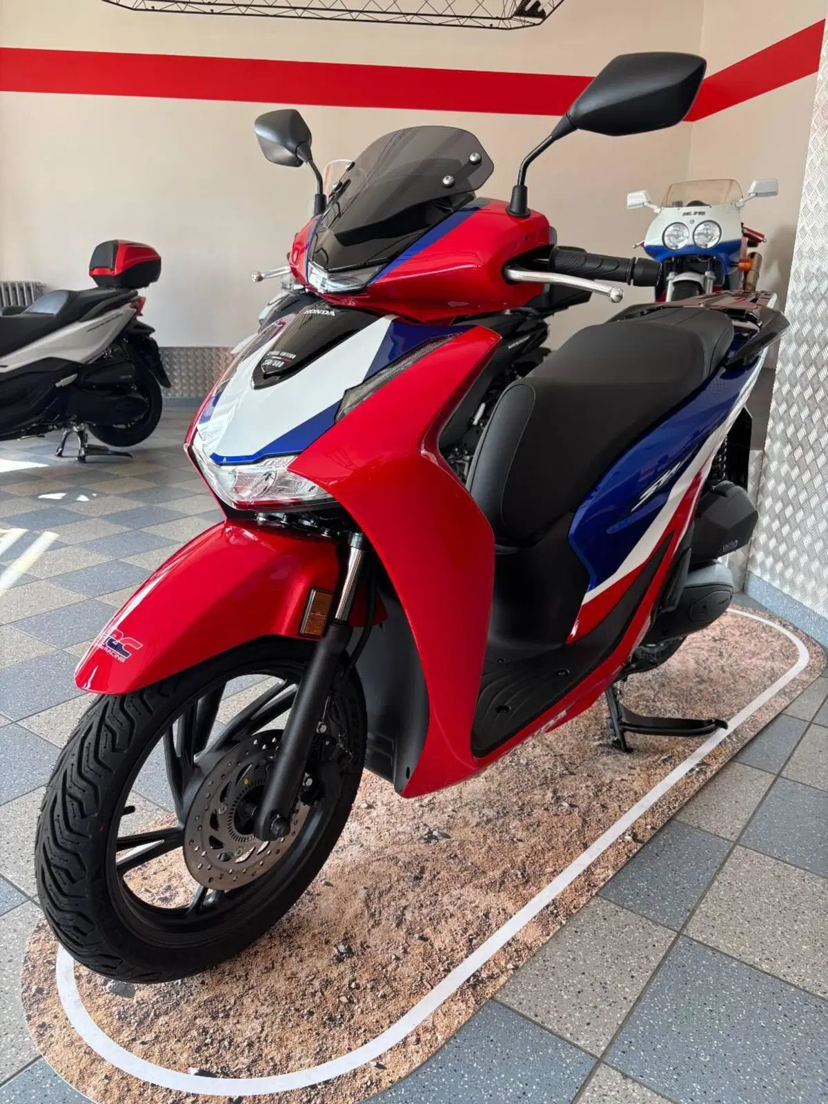 Honda SH 125 HRC Limited Edition (2026) (3)