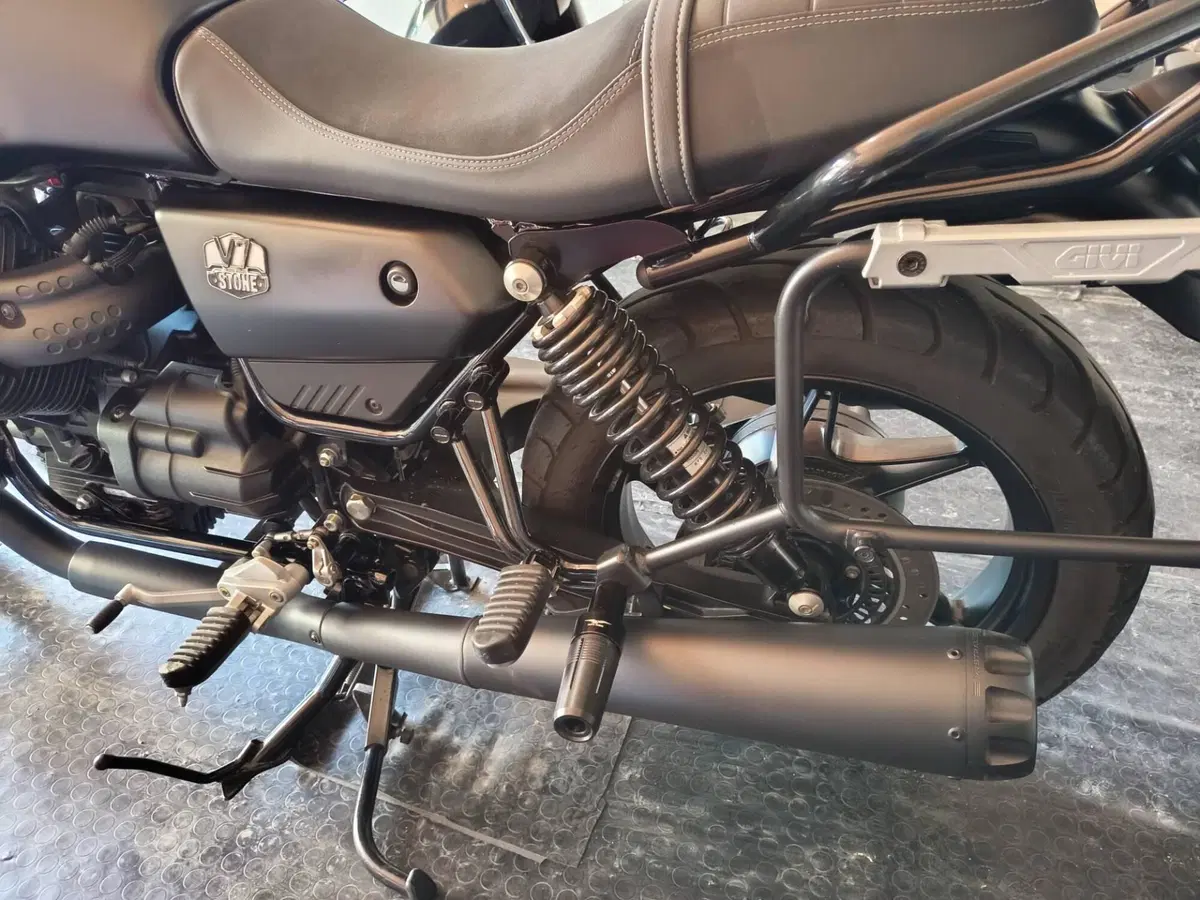 Moto Guzzi V7 Stone (2021 - 24) (6)