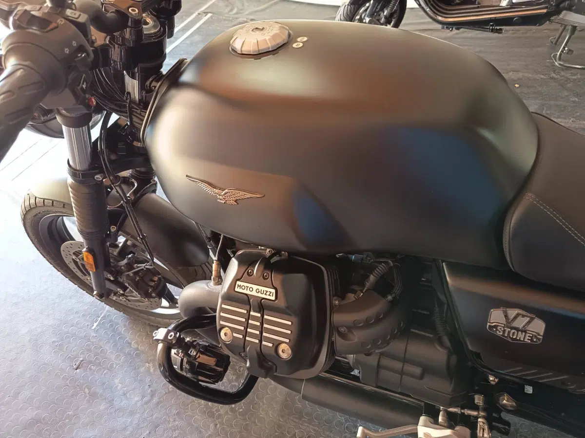Moto Guzzi V7 Stone (2021 - 24) (7)