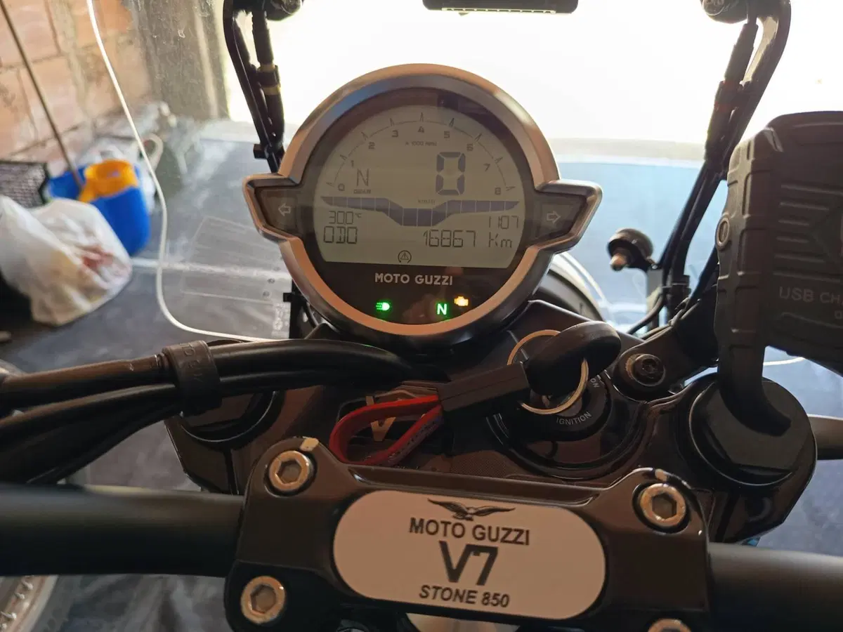 Moto Guzzi V7 Stone (2021 - 24) (8)